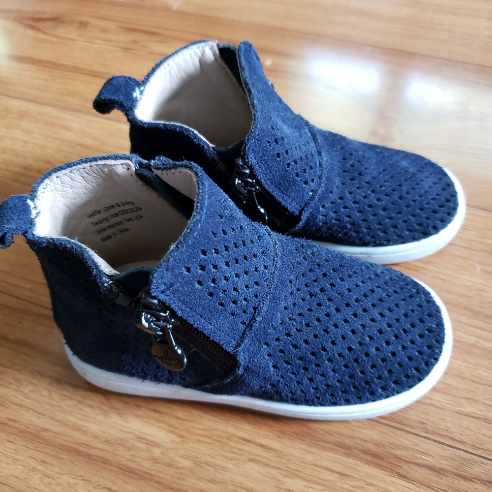 Monkey Feet navy blue boots like new 18-24